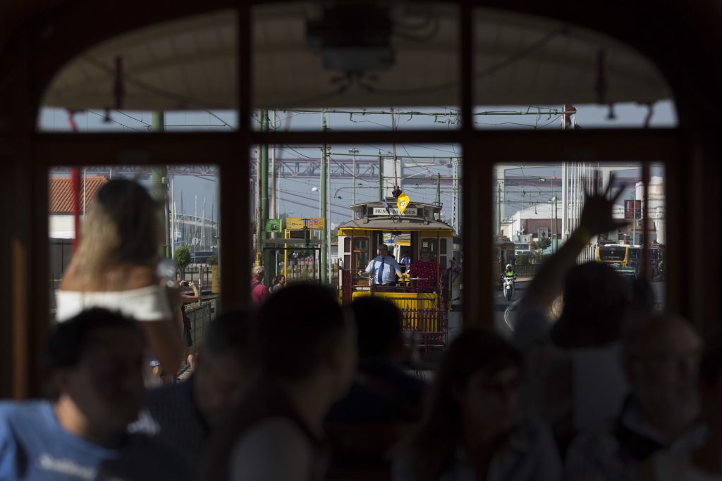 Desfile dos elétricos históricos da Carris fotografia profissional lisboa news photojournalism fotojornalismo